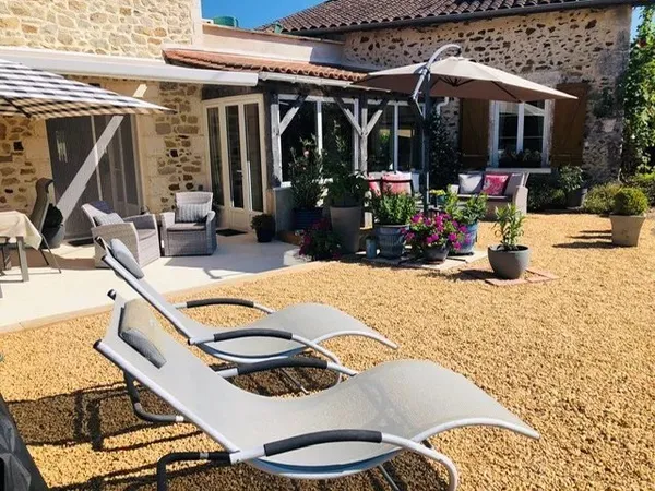 Maison rénovée de 3 chambres dans un endroit charmant en bordure de village