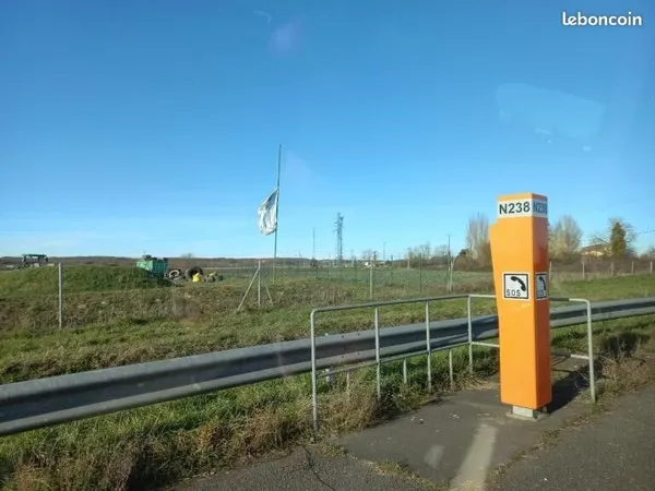 Terrain constructible VITRINE en bordure de l'A64 en zone industrielle