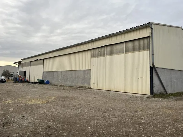 À LOUER Hangar de stockage 310 m2 en zone artisanale Proche axes autoroutiers