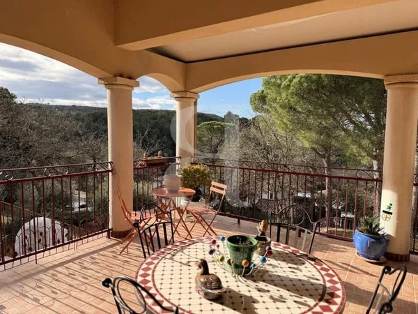 Villa avec vue dominante dans un environnement calme