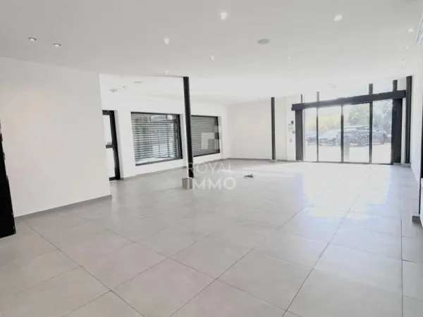 Local commercial 200 m²