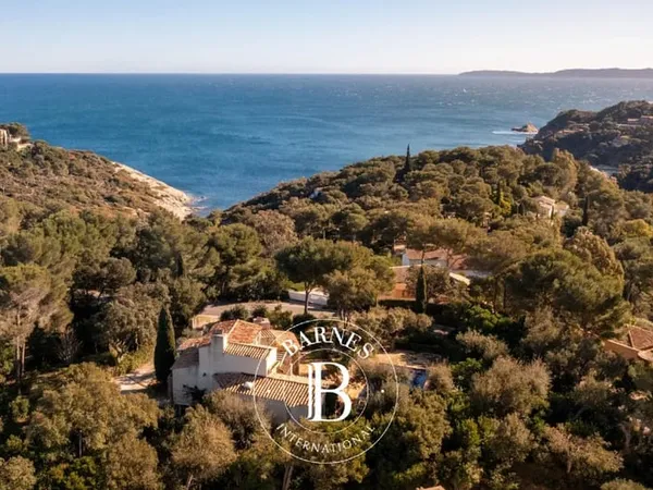Exclusivité - Cap Bénat - Maison 150 m² - Terrain 2 500 m² - Vue Mer - Piscine - Plage à pied