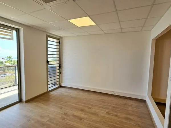 ZE BURE@U 2 : BUREAUX 65,50 M² A LOUER / L'EPERON