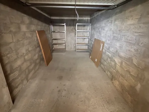 Emplacement 2 roues dans garage box fermé partagé