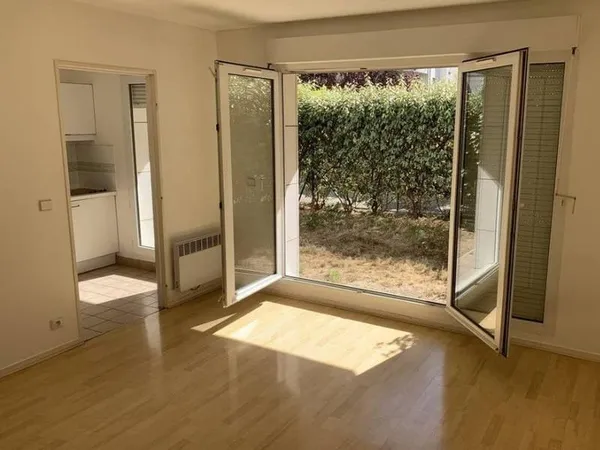 Studio / 31m² / Esplanade de la Défense (Ligne 1)