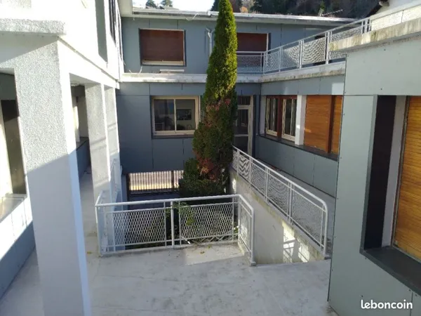 Bureaux lumineux 250 m² + garages fermés 4 voitures
