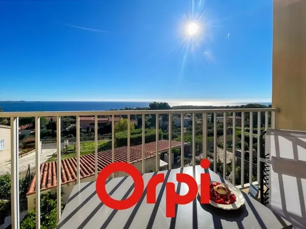 STUDIO AVEC MEZZANINE VUE MER PANORAMIQUE BANDOL