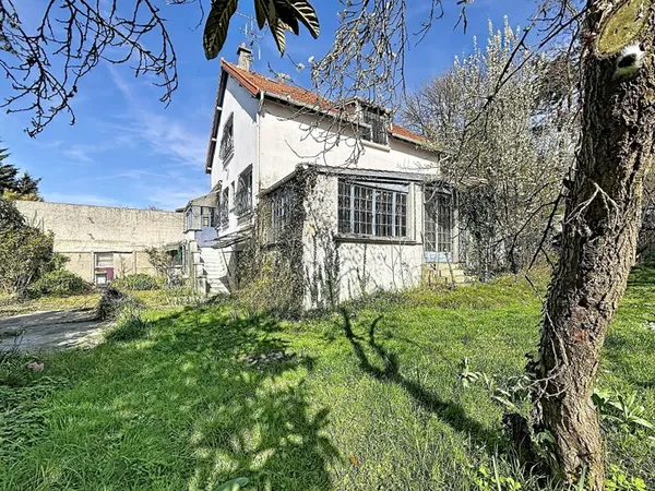 MONTREUIL, AU PIED DU PARC DES BEAUMONTS, 10 MIN DU CENTRE-VILLE ET DES METROS LIGNE 9, BELLE MAISON