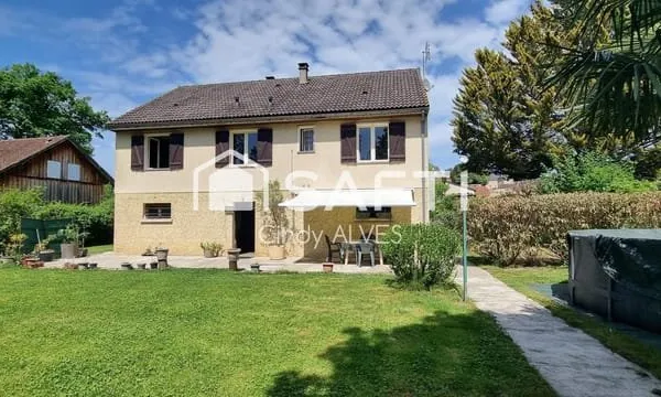 Maison 4 chambres avec sous sol et parc arboré.