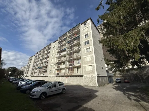 Appartement T3 entièrement rénové offrant de belles prestatio