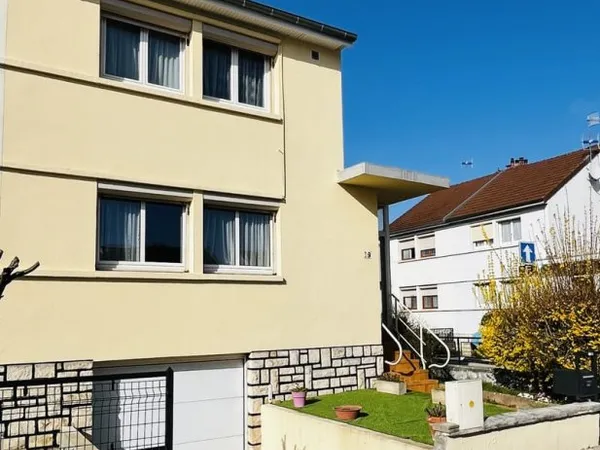 Confortable maison sur sous-sol complet, jardin et garage