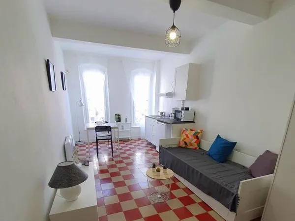Loue studio meublé avec balcon et sans frais d'agence