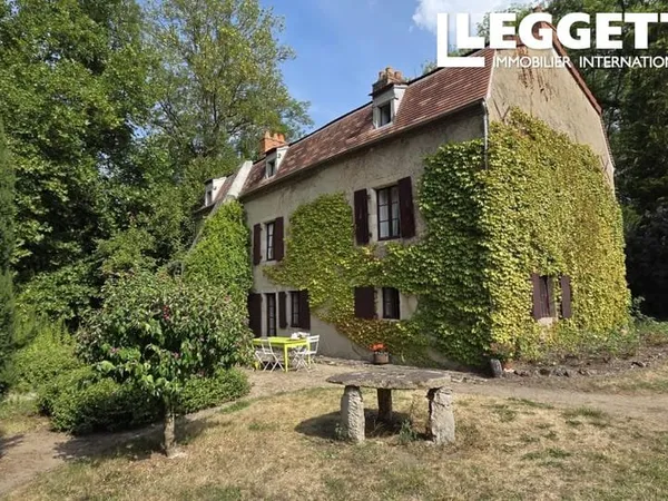 Charmant ancien moulin à eau avec maison d'invités, piscine et terrain en bord de rivière