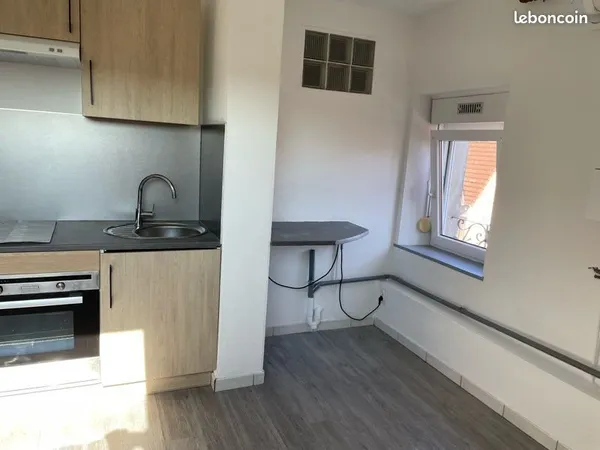 Belfort quartier ancien hôpital appartement F1 dans rue à sens unique