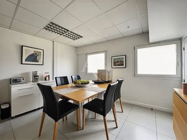 Local 5 pièces 81 m²