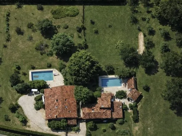 Ensemble de charme en pierre, deux piscines, proche commodités...