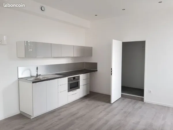 Studio entièrement rénové au calme
