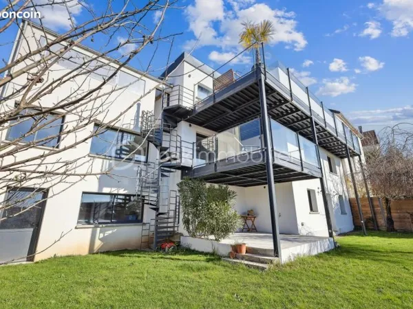 Maison 7 pièces 234 m²
