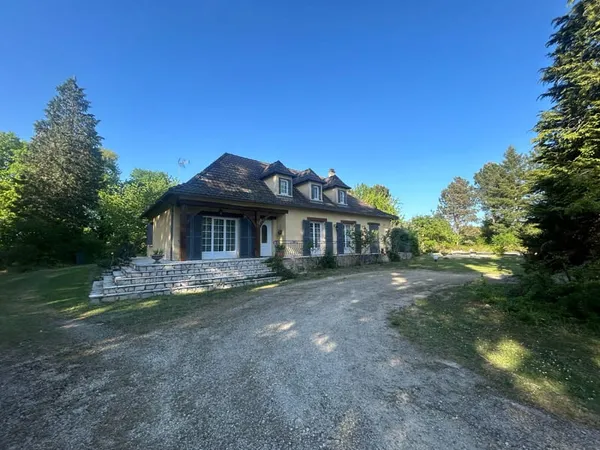 Maison 197m2 4 chambres et un bureau, garage et piscine par