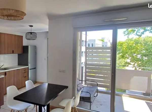 T2 meublé avec balcon et box, Villeurbanne Totem