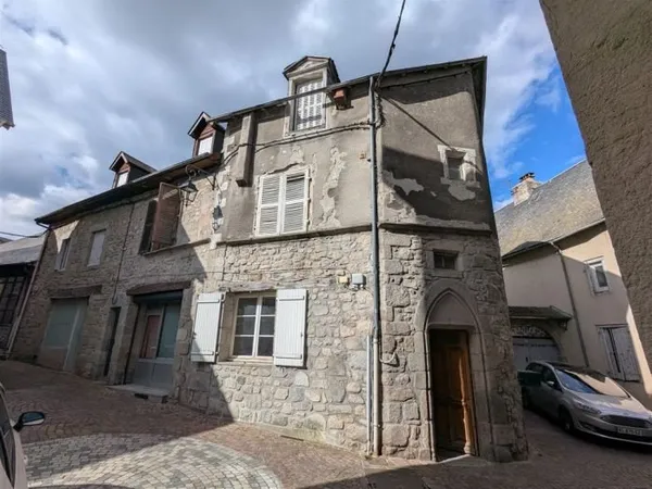 Immeuble en Pierre en Centre-Ville Historique d'Ussel