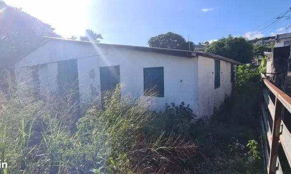 Grand Bois - Maison en dur et bois sous tôle d'environ 108m² habitable sur 316 m² de terrain cadastr