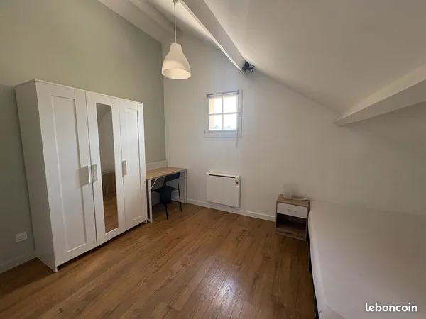 Chambre avec salle d'eau privative- 19m2 - Jardin et parking - 50m du tram B