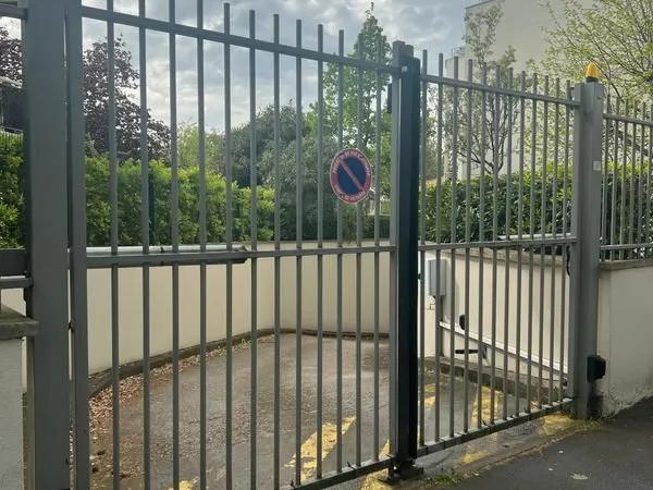 Place de parking sous-sol sécurisé