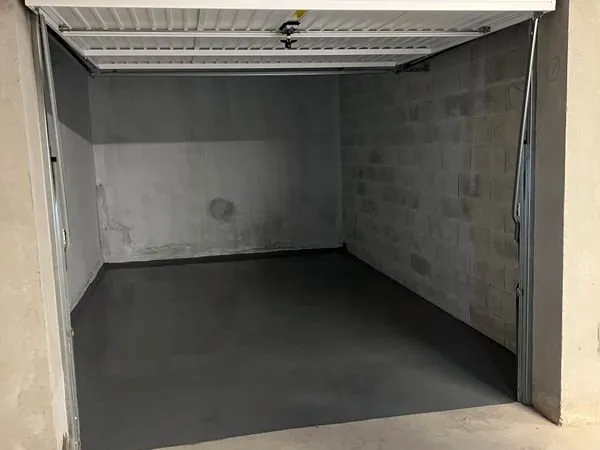 Garage à louer "la poya"