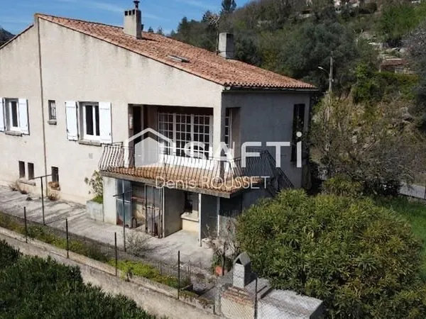Grande maison familiale T6 de 120m² et T2 de 40m² en rez-de-chaussée, garage de 80m² et jardin.