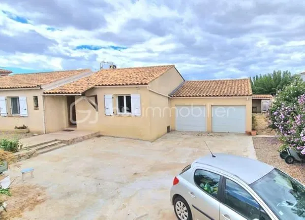 VILLA PLAIN-PIED - 4 FACES - 3 CHAMBRES - BUREAU - DOUBLE GARAGE - 4 STATIONNEMENTS - TERRASSE - POT