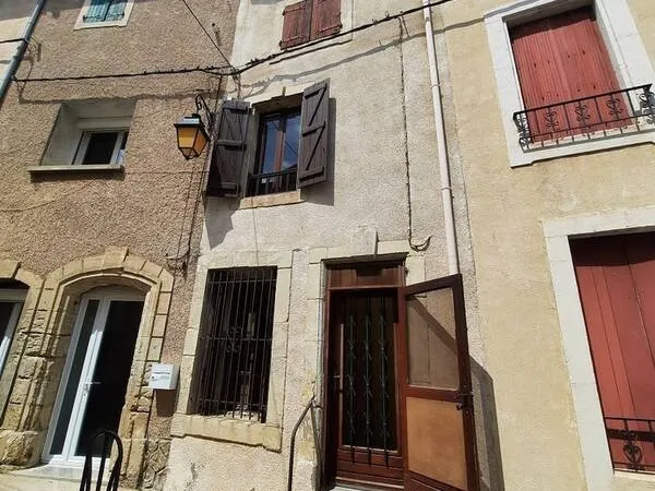 Maison de village avec garage et terrasse.