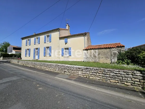 Charmante maison en pierre à vendre à Benet - 5 pièces, 4 chambres, terrain