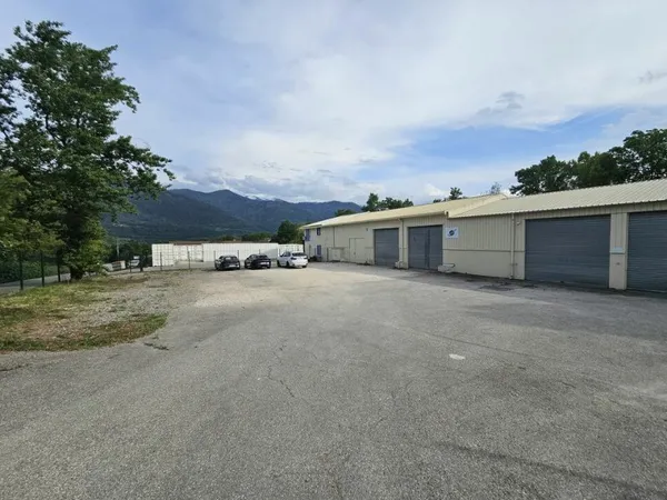 Local industriel 500 m²