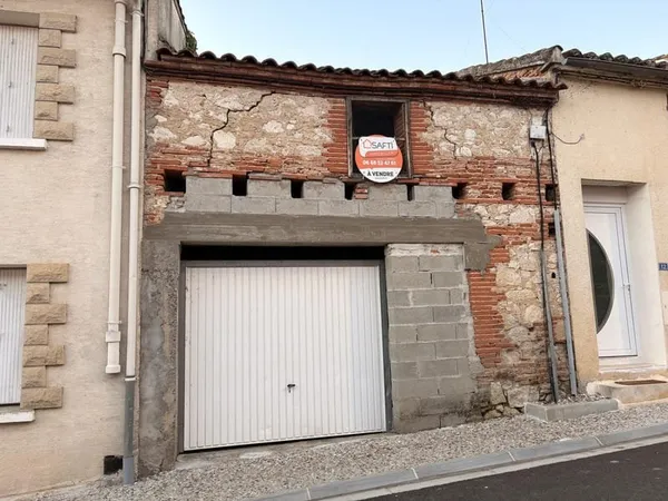 Garage et terrain en zone urbaine