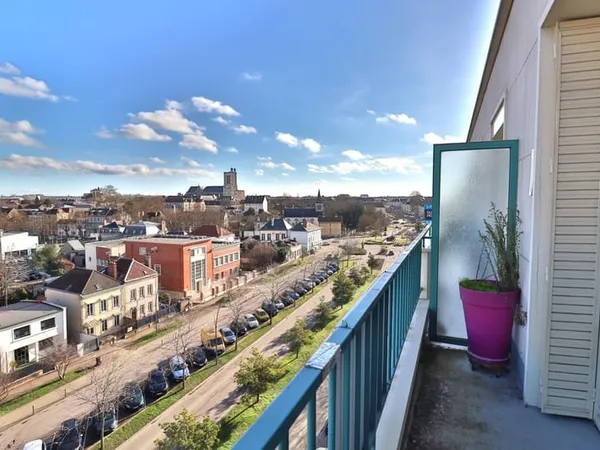 Troyes centre-ville, joli type 2 rénové avec balcon