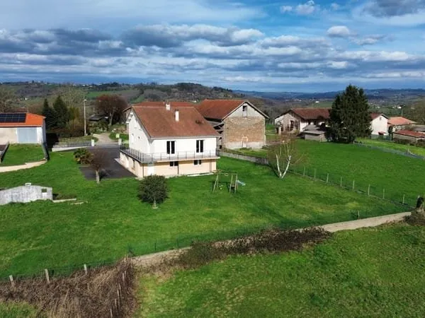 Grande maison rénovée dans un hameau à 20mn de Figeac