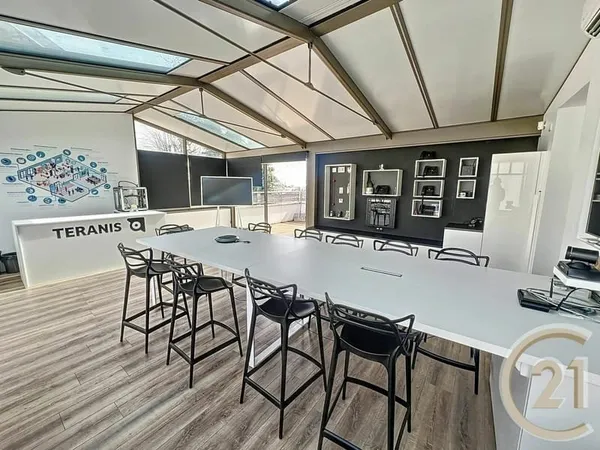 Bureau 2 pièces 176 m²