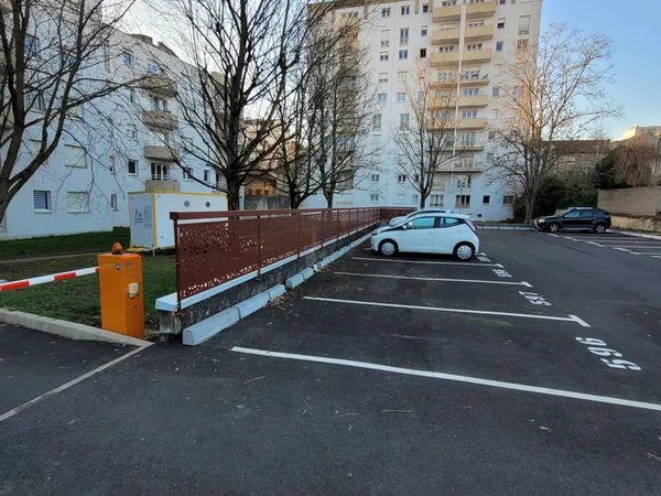 Loue parking aérien sécurisé