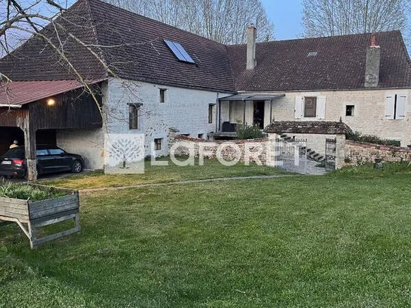 Maison de charme pour Gîtes et Chambres d'hotes avec Ecurie sur 4, 5 Hectares de terrain