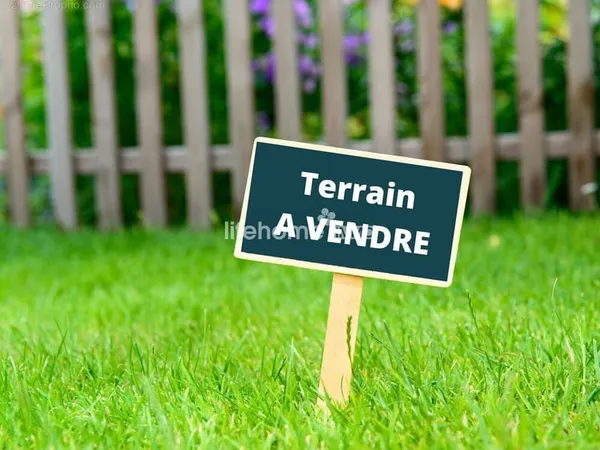 Terrain 270 m²