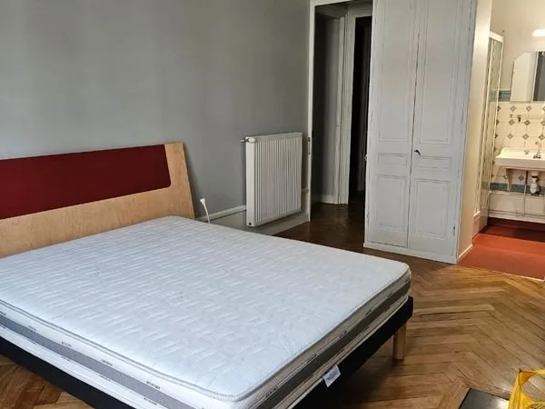 Chambre privée meublée à louer dans maison de caractère