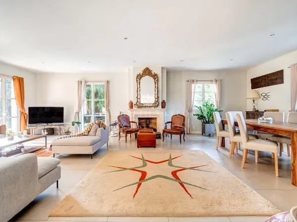 Maison 10 pièces 318 m²