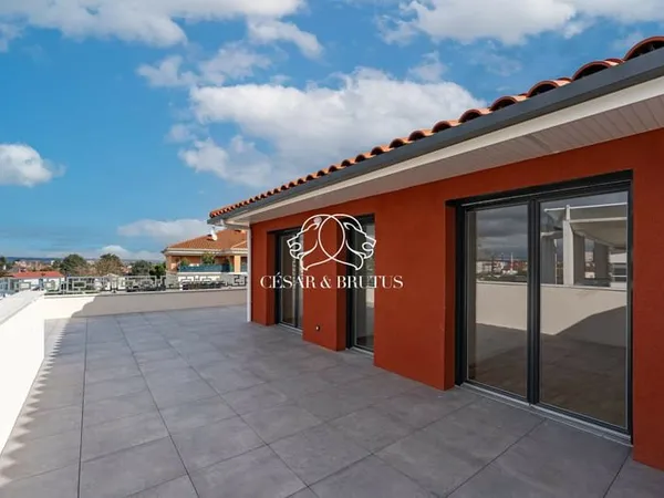 MEYZIEU - ATTIQUE D'EXCEPTION T5 de 117 m² avec 170m2 de terra