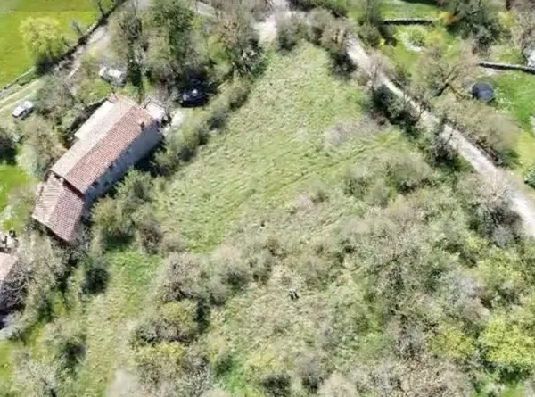Terrain constructible arboré avec vue sur un écrin de nature