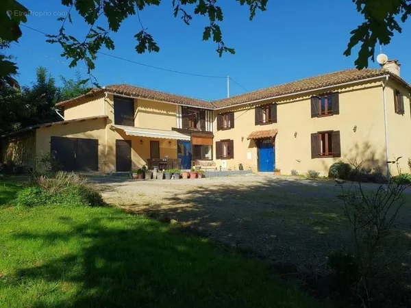 À vendre, proche de Trie-sur-Baïse (Hautes-Pyrénées): Ferme gasconne, chauffage central et double vi