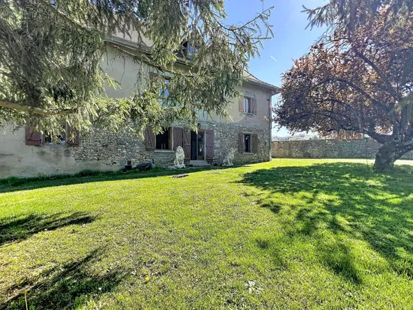 Maison dauphinoise, T7 terrain plat 3657 m², clos.