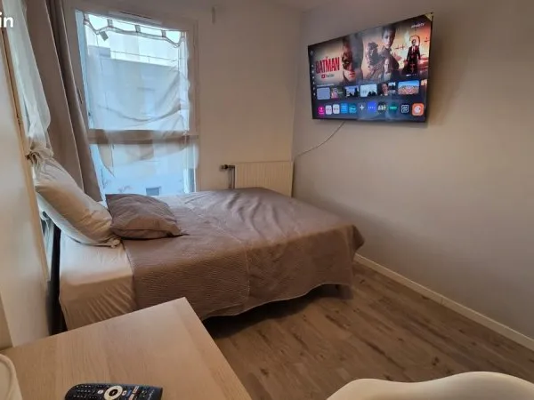 Chambre avec grande télé