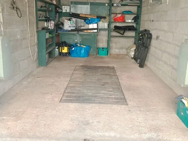 Box garage fermé avec établi et fosse