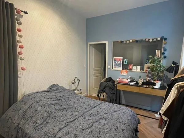1 chambre de libre à partir du 1 mai dans une collocation de 5 personnes. Localisé ente la Comédie e